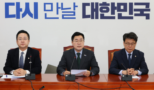 박찬대 더불어민주당 대표 직무대행 겸 원내대표가 15일 서울 여의도 국회에서 열린 원내대책회의에서 발언하고 있다. 연합뉴스